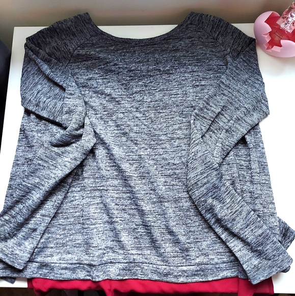 A red and grey open back long sleeve - Picture 5 of 5